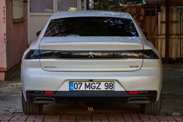 Yan Türkiye Şubat 2023 Beyaz Peugeot 508 Sıcak Bir Günde — Stok fotoğraf