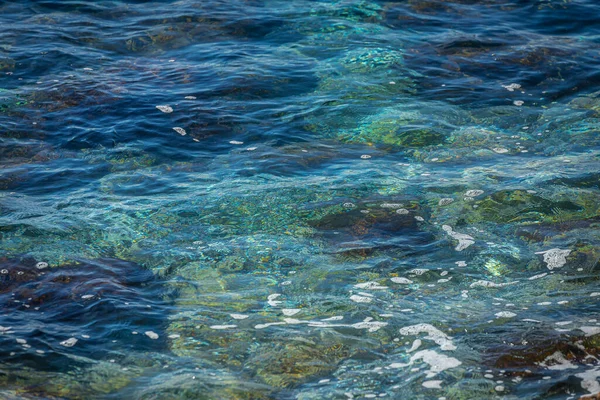 蓝色和美丽的波浪 海浪的白峰 有选择的重点 — 图库照片