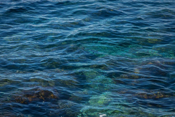 Mavi Güzel Dalgalar Deniz Dalgasının Beyaz Tepesi Seçici Odak — Stok fotoğraf