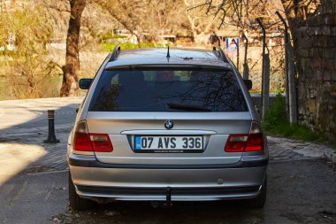 Taraf, Türkiye - 11 Şubat 2023: Gümüş renkli BMW 3 serisi şehrin sokaklarına park edilmiştir. 