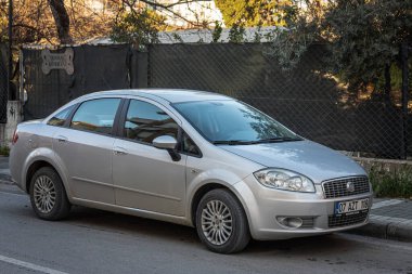 ; Türkiye 11 Şubat 2023: Gümüş Fiat Linea, sıcak bir yaz gününde sokağa park etti. 