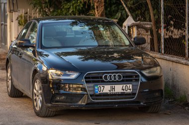 Yan, Türkiye 11 Şubat 2023: Siyah Audi A6 sıcak bir yaz gününde sokağa park edildi  