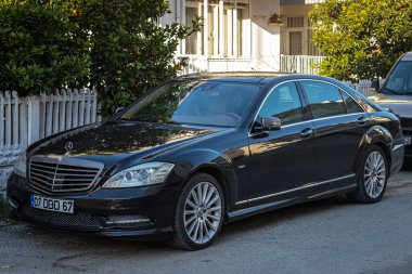 Yana, Türkiye - 11 Şubat 2023: Sıcak bir günde siyah Mercedes S-Sınıfı park yeri