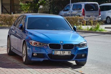 Taraf, Türkiye - 11 Şubat 2023: Mavi BMW 3 serisi kentteki sokağa park edildi