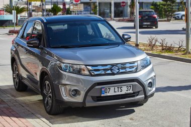 Yana, Türkiye - 11 Şubat 2023: Gümüş Suzuki Grand Vitara sıcak bir günde sokağa park etti 