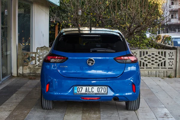 Lado Turquía Febrero 2023 Azul Opel Corsa Está Estacionado Calle —  Fotos de Stock