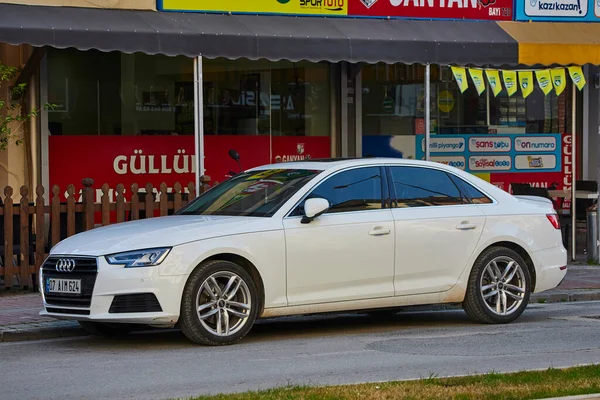 Strana Turecko Únor 2023 Bílé Audi Zaparkované Ulici Teplém Dni — Stock fotografie