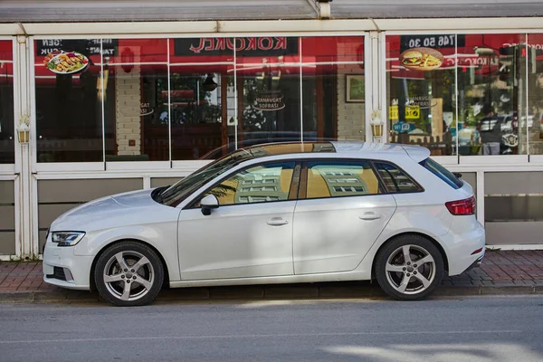 Lado Turquia 2023 Fevereiro Audi Branco Está Estacionando Rua Dia — Fotografia de Stock