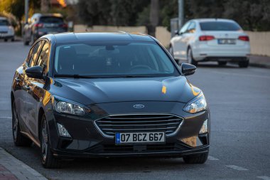 Yan, Türkiye 13 Şubat 2023: Gri Ford Focus sıcak bir günde sokağa park etti 