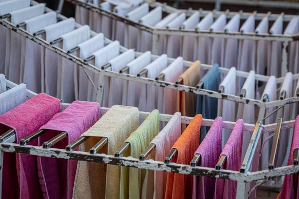 Close Van Veelkleurige Handdoeken Van Verschillende Afmetingen Een Etalage — Stockfoto