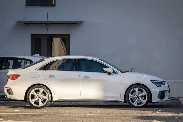 Strana Turecko Února 2023 Bílé Audi Zaparkované Ulici Teplého Dne — Stock fotografie