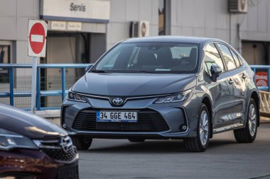 Yana, Türkiye - 18 Şubat 2023: Gri Toyota Corolla sıcak bir günde sokağa park etti 