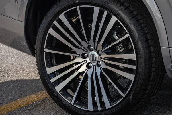 안탈리아 2023 알루미늄 바퀴와 타이어가 승용차 — 스톡 사진