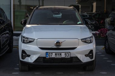 Taraf, Türkiye 18 Şubat 2023: gümüş rengi Volvo XC40, otosalona karşı sıcak bir günde sokağa park edilmiştir. Araba galerisinin yanındaki yeni araba. 