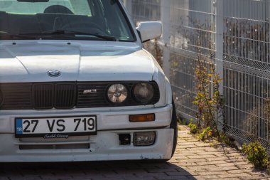 Antalya, Türkiye - 18 Şubat 2023: Sıcak bir günde beyaz BMW E30 sokağa park edildi 