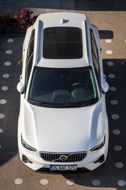 Taraf, Türkiye 18 Şubat 2023: gümüş rengi Volvo XC40, otosalona karşı sıcak bir günde sokağa park edilmiştir. Araba galerisinin yanındaki yeni araba. 