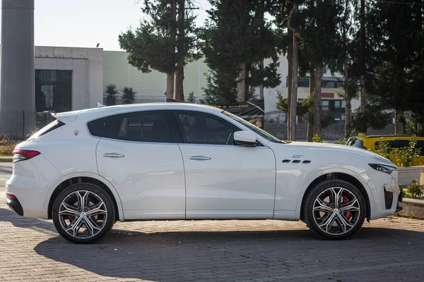 Lado Turquía Febrero 2023 Blanco Maserati Levante Está Aparcando Calle —  Fotos de Stock