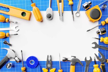 Tasarım için beyaz bir alanın 3 boyutlu çizimi ve bir tornavida, cırcır, çekiç, pense, vida vs. etrafında çeşitli araçlar. El işi için. Çeşitli çalışma araçları. İnşaat, inşaat, yenileme konsepti.