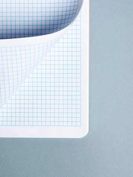 Beyaz Kağıt Kaplama Arkaplan Mavi Üzerine Izole Kapatın — Stok fotoğraf