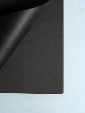 Siyah kağıt kaplama arkaplan mavi üzerine izole, kapat 