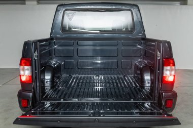 Novosibirsk, Rusya - 31 Mart 2022: UAZ Patriot, açık bagaj, far, tampon, ön görüş. Modern bir Picku 'nun dış görünüşü.