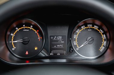 Novosibirsk, Rusya - 31 Mart 2022: Lada Largus, beyaz arka fonda gösterge paneli: Kilometre, hız göstergesi, takometre, yakıt seviyesi, su sıcaklığı ve daha fazlası