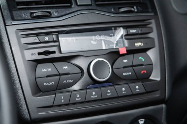 Novosibirsk, Rusya - 31 Mart 2022: Lada Largus, Araba Ses Sistemi Konsepti. Arabada müzik çalar. 