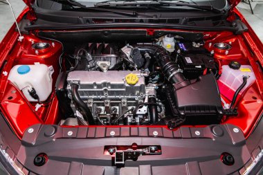 Novosibirsk, Rusya - 31 Mart 2022: Lada Largus, araba motoru, yakın çekim. İçten yanmalı motor, araba parçaları, ayreylin