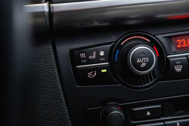 Novosibirsk, Rusya - 31 Mart 2022: BMW X6, Hava kontrol panelinin klimasını açmak için düğmeler