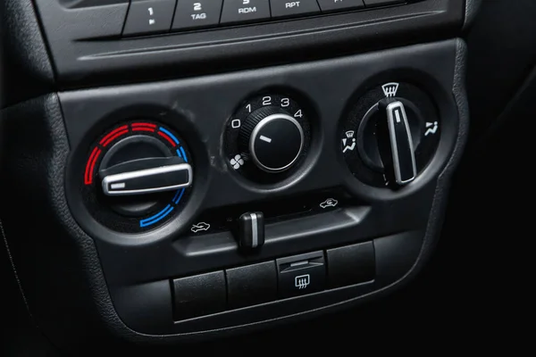 俄罗斯Novosibirsk 2022年3月31日 Lada Largus Buttons用于打开气候控制面板上的汽车空调 — 图库照片