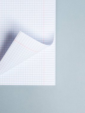 Mavi arkaplan üzerinde boş sayfaları olan bir defter veya kitap aç, en üstteki görünüm