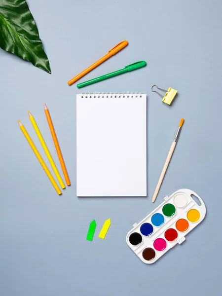 Escritorio Oficina Plano Con Una Página Blanco Cuaderno Con Bolígrafo — Foto de Stock