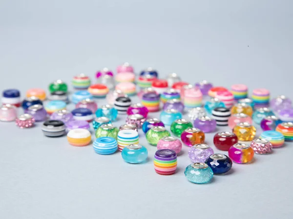 Perline Multicolori Sono Sparsi Uno Sfondo Blu Primo Piano Macro — Foto Stock