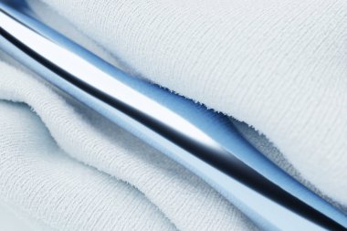 Mavi karbon kumaş tasarım elementinin 3 boyutlu çizimi. Kumaşı metal elementlerle kapatın.