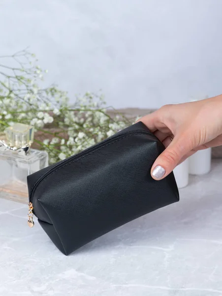Läder Svart Kosmetisk Väska Ett Stenbord Med Blommor Och Parfym — Stockfoto