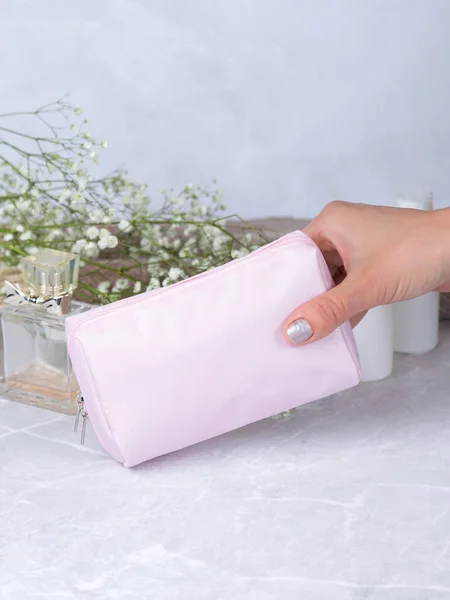 Läder Vit Kosmetisk Väska Ett Stenbord Med Blommor Och Parfym — Stockfoto