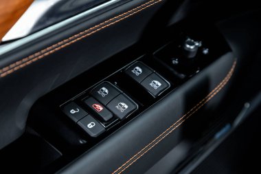 Yan kapı düğmeleri: pencere, ayna ayarlama düğmeleri, kapı kilidi. Araba içeride..