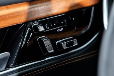 Siyah koltuk kaplaması, araç panelinde düğmeler, ticari işaret yok.