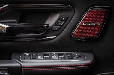 Novosibirsk, Rusya - 25 Nisan 2023: Dodge Ram Trx, yan kapı düğmeleri: pencere, ayna ayarlama düğmeleri, kapı kilidi. Araba içeride..