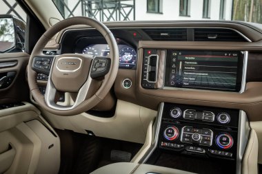  Novosibirsk, Rusya - 25 Nisan 2023: siyah GMC Yukon Denali, direksiyon, vites kolu ve gösterge paneli, iklim kontrolü, hız göstergesi, ekran.