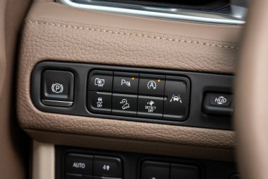  Novosibirsk, Rusya - 25 Nisan 2023: siyah GMC Yukon Denali, far yıkayıcı kaybı, park asistanı düğmeleri. Modern bir iç mekan arabasının fotoğrafı.