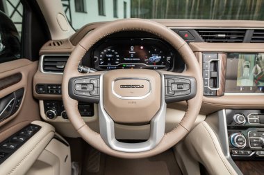  Novosibirsk, Rusya - 25 Nisan 2023: Siyah GMC Yukon Denali, kokpit iç kabin detayları, hız göstergesi ve taktik ölçer. İçi bej kaplama.