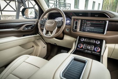  Novosibirsk, Rusya - 25 Nisan 2023: Siyah GMC Yukon Denali, kokpit iç kabin detayları, hız göstergesi ve taktik ölçer. İçi bej kaplama.