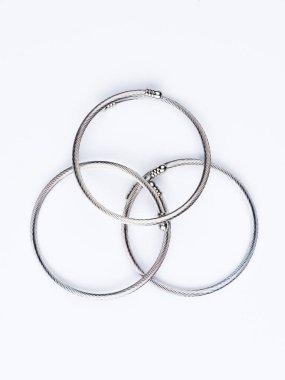 Kadınlar için lüks metal bir parantez. Mavi arka planda izole edilmiş gümüş örgülü bilezik.