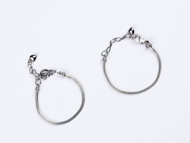 Kadınlar için lüks metal bir parantez. Mavi arka planda izole edilmiş gümüş örgülü bilezik.