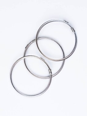 Kadınlar için lüks metal bir parantez. Mavi arka planda izole edilmiş gümüş örgülü bilezik.