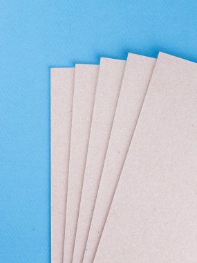 Bej kraft kağıt dokusu, yüksek çözünürlüklü soyut arkaplan. karton sayfa arkaplanı mavi üzerine izole edildi, kapat 