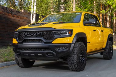 Novosibirsk, Rusya - 01 Haziran 2023: Sarı Dodge Ram Trx Havok versiyonu, park yerine park edilmiş, ön manzara