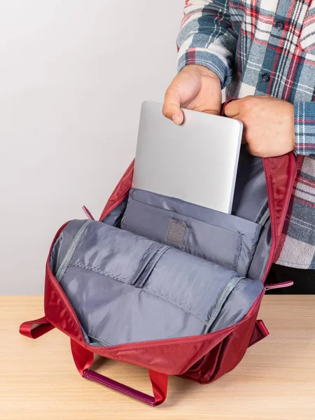 Мужчина Упаковывает Ноутбук Рюкзак Крупным Планом — стоковое фото