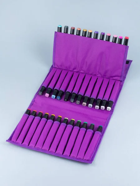 薄い背景に紫色のケースにプロのマーカーのセット スケッチのためのマーカーは多くの色です — ストック写真